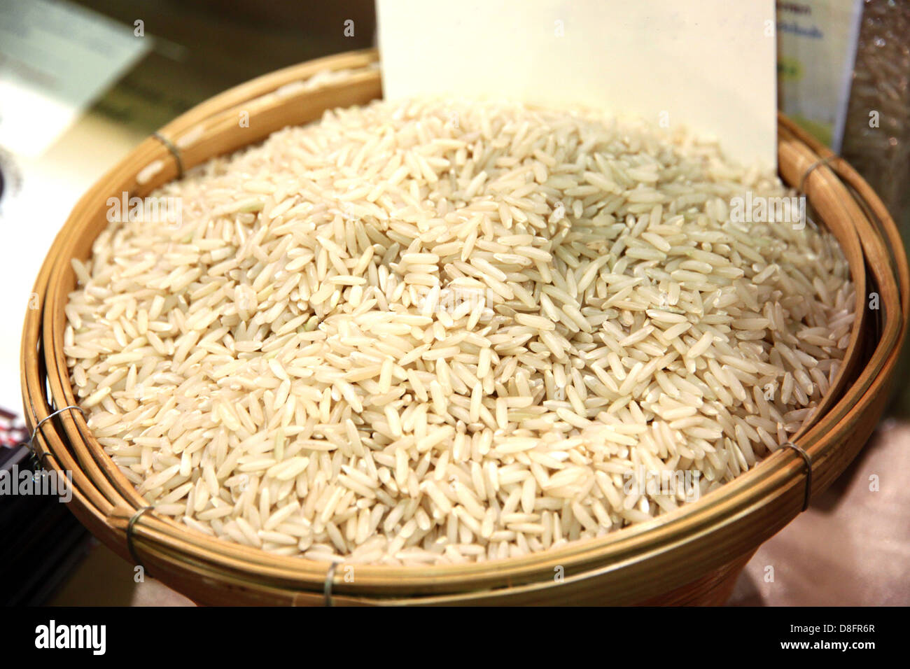 Das Reiskorn im Container. Der Reis ist weiße Farbe. Stockfoto