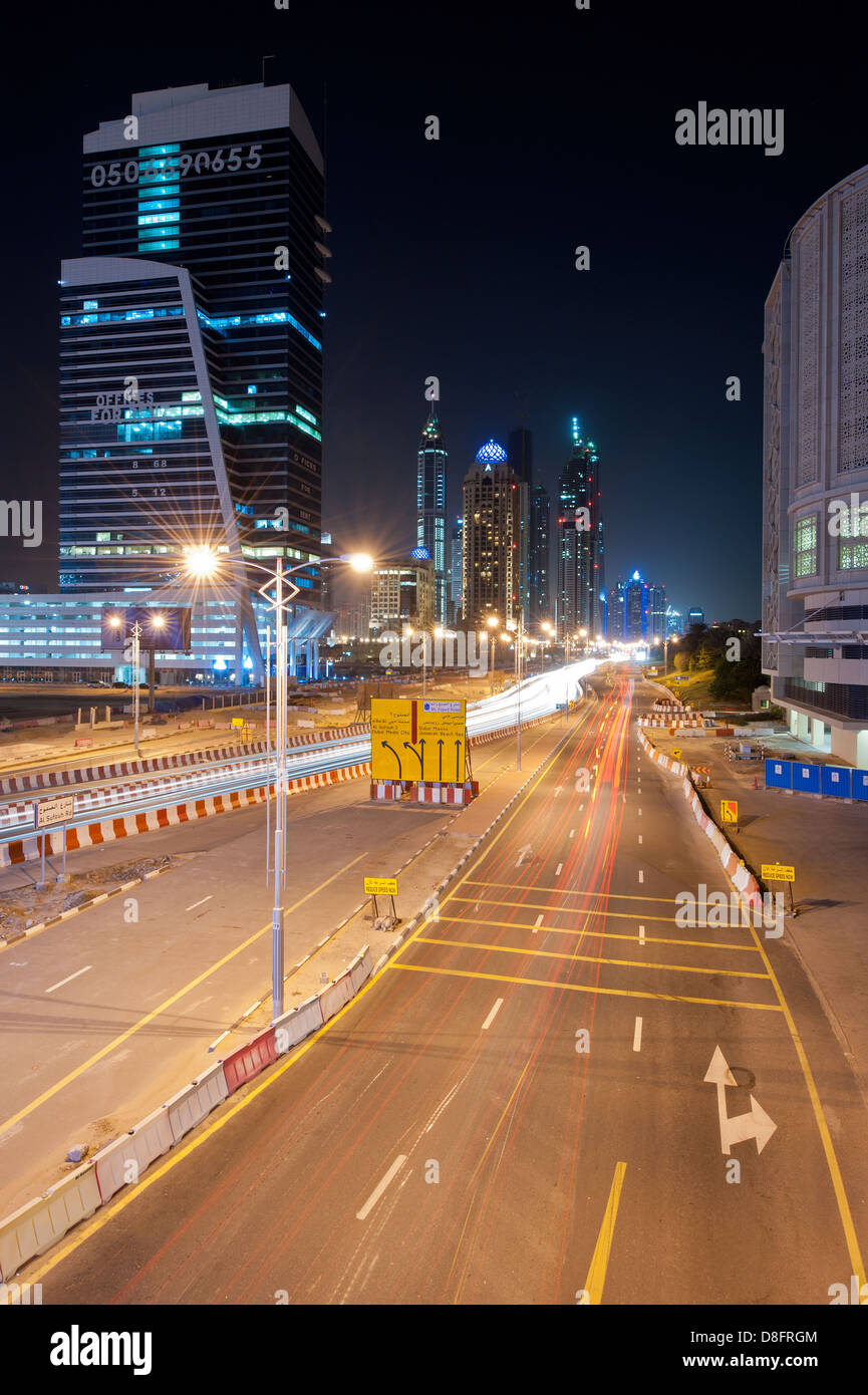 Media City in der Nacht, neue Dubai, Vereinigte Arabische Emirate Stockfoto
