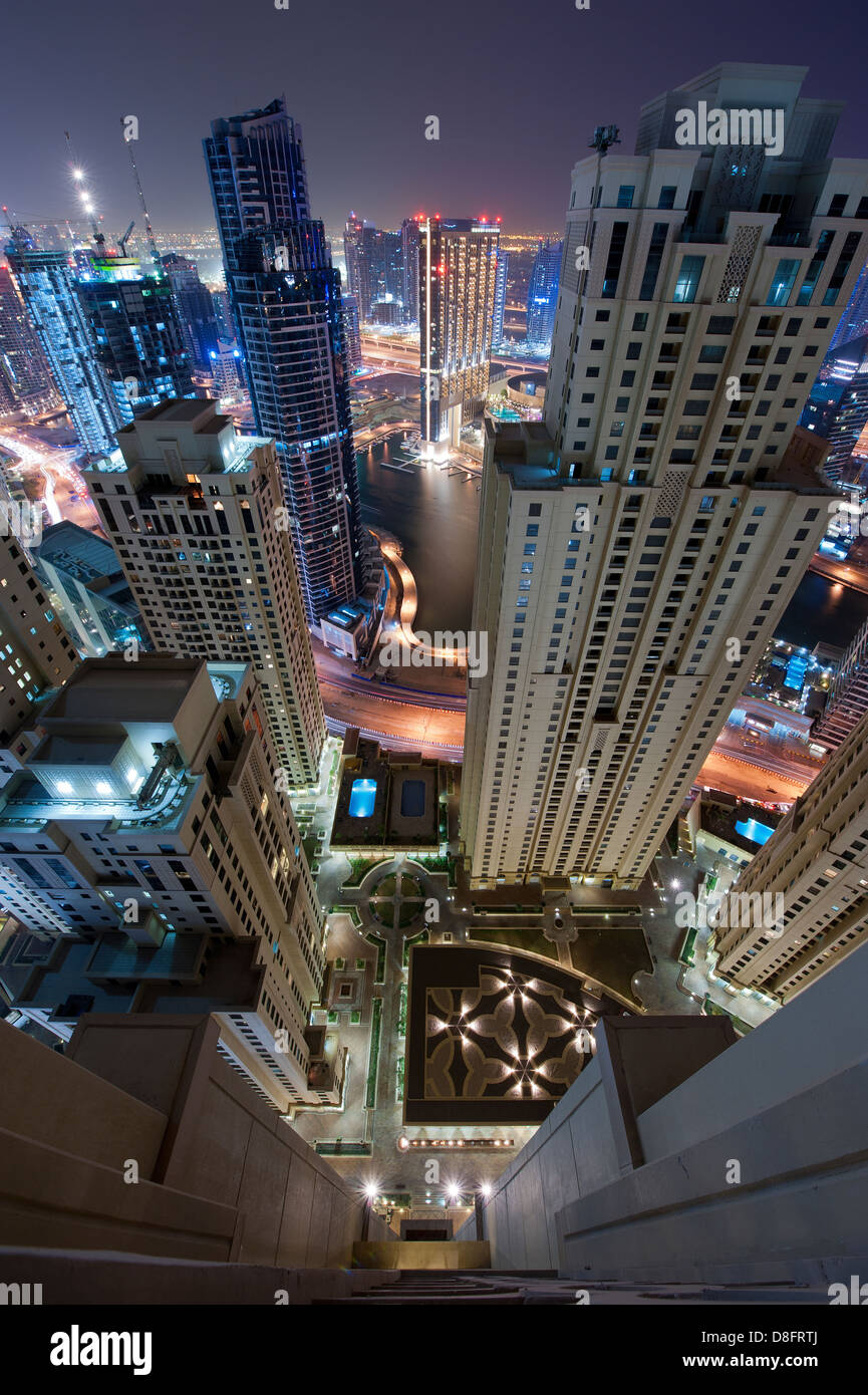 Häuserschluchten in Jumeirah Beach Residences at Night, New Dubai, Vereinigte Arabische Emirate Stockfoto