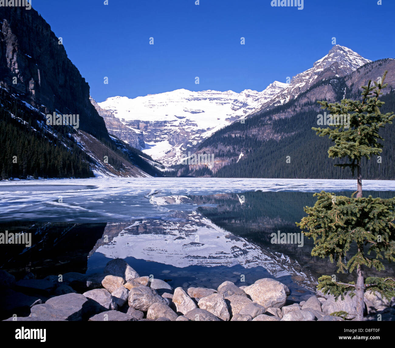 Blick auf Lake Louise auf Schnee bedeckt Mountains, Banff Nationalpark, Alberta, Kanada, Kanada. Stockfoto
