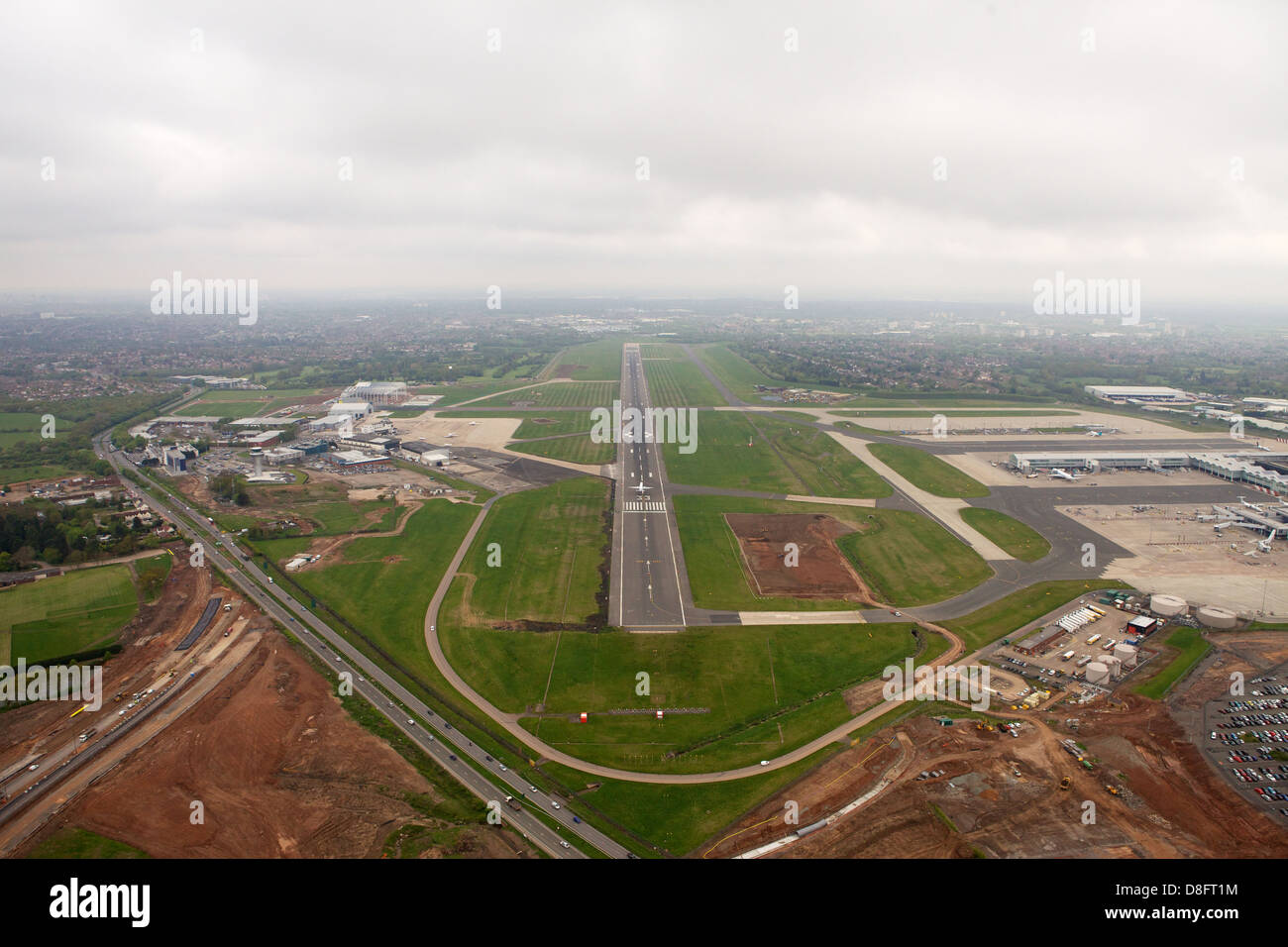 Aerial Fotografieren von Birmingham internationaler Flughafen mit Bahnhof und andere Verkehrsmittel. Erweiterung des Flughafens. Stockfoto