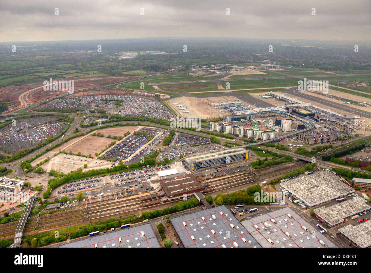 Aerial Fotografieren von Birmingham internationaler Flughafen mit Bahnhof und andere Verkehrsmittel. Erweiterung des Flughafens. Stockfoto