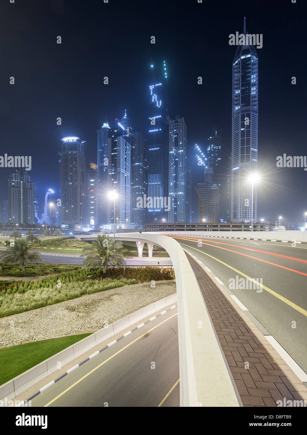 Schnittpunkt in der Marina in der Nacht, neue Dubai, Vereinigte Arabische Emirate Stockfoto