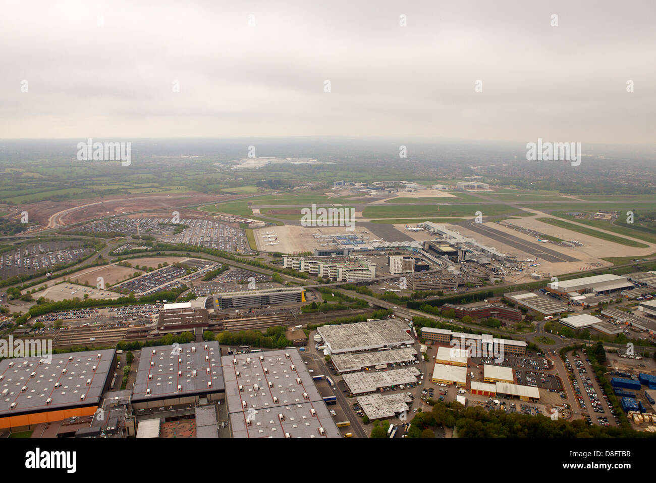 Aerial Fotografieren von Birmingham internationaler Flughafen mit Bahnhof und andere Verkehrsmittel. Erweiterung des Flughafens. Stockfoto