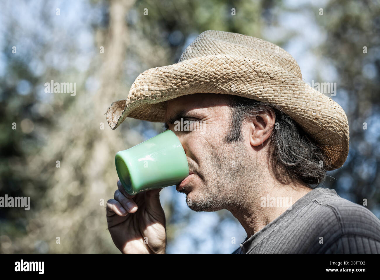 Man trinkt Kaffee, im freien Stockfoto