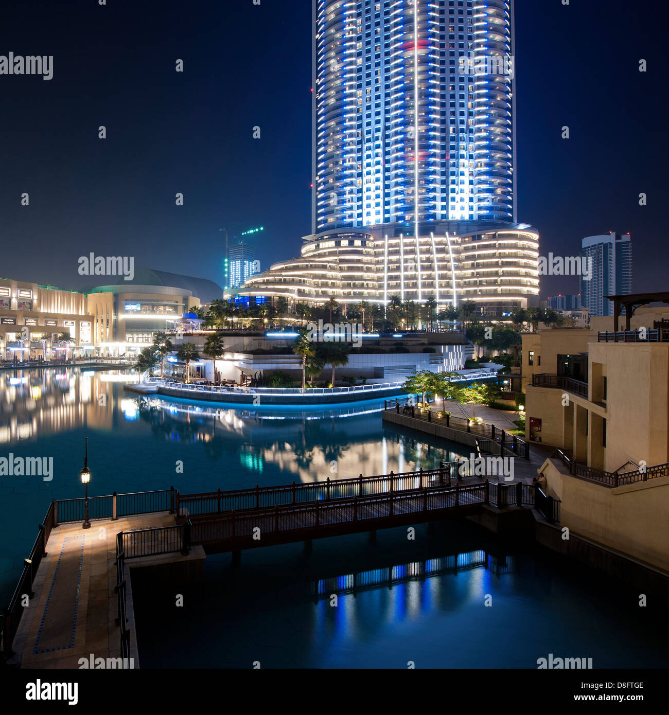 Burj Khalifa Lake und The Address Hotel in der Nacht, Downtown Dubai, Vereinigte Arabische Emirate Stockfoto