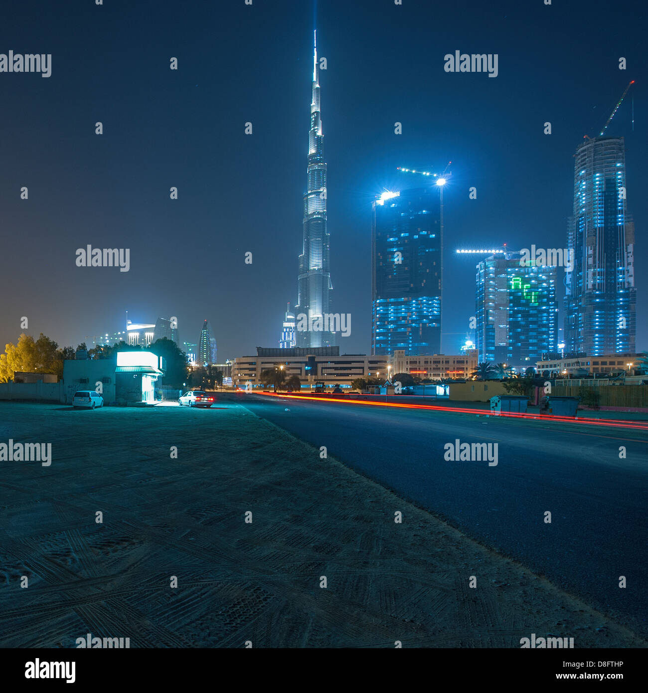 Burj Khalifa in der Nacht aus Richtung Satwa, Dubai, Vereinigte Arabische Emirate Stockfoto