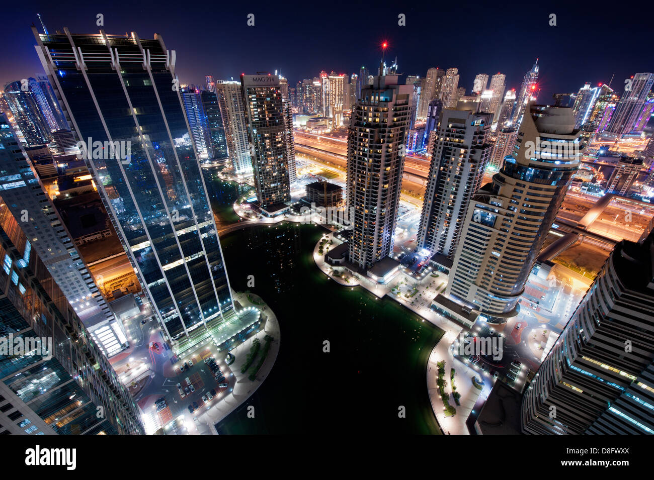 Jumeirah Lakes Towers (JLT) in der Nacht, neue Dubai, Vereinigte Arabische Emirate Stockfoto