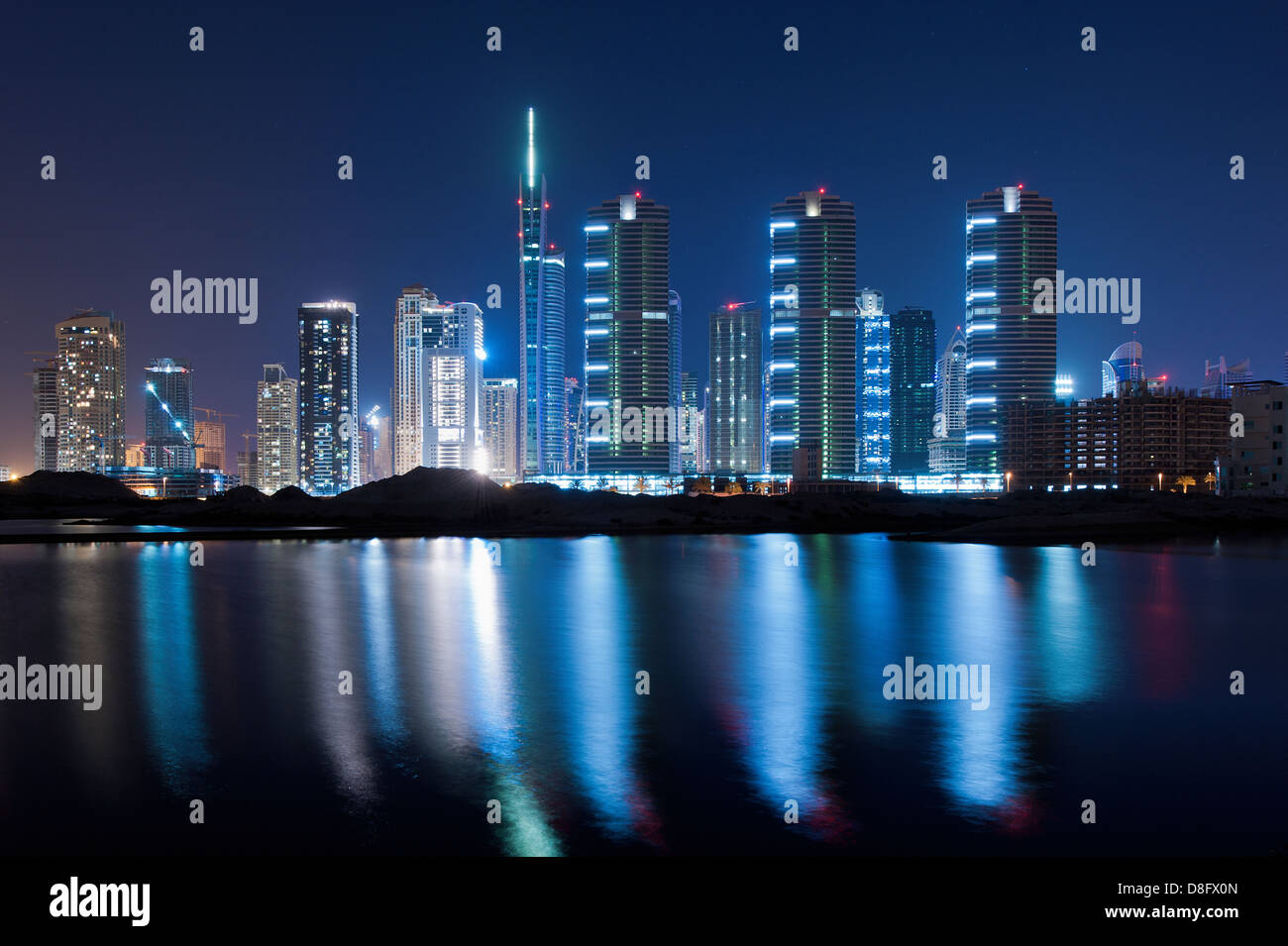 Skyline und Reflexionen von Jumeirah Lakes Towers (JLT) mit Mazaya Türmen und Almas Tower, neue Dubai, Vereinigte Arabische Emirate Stockfoto