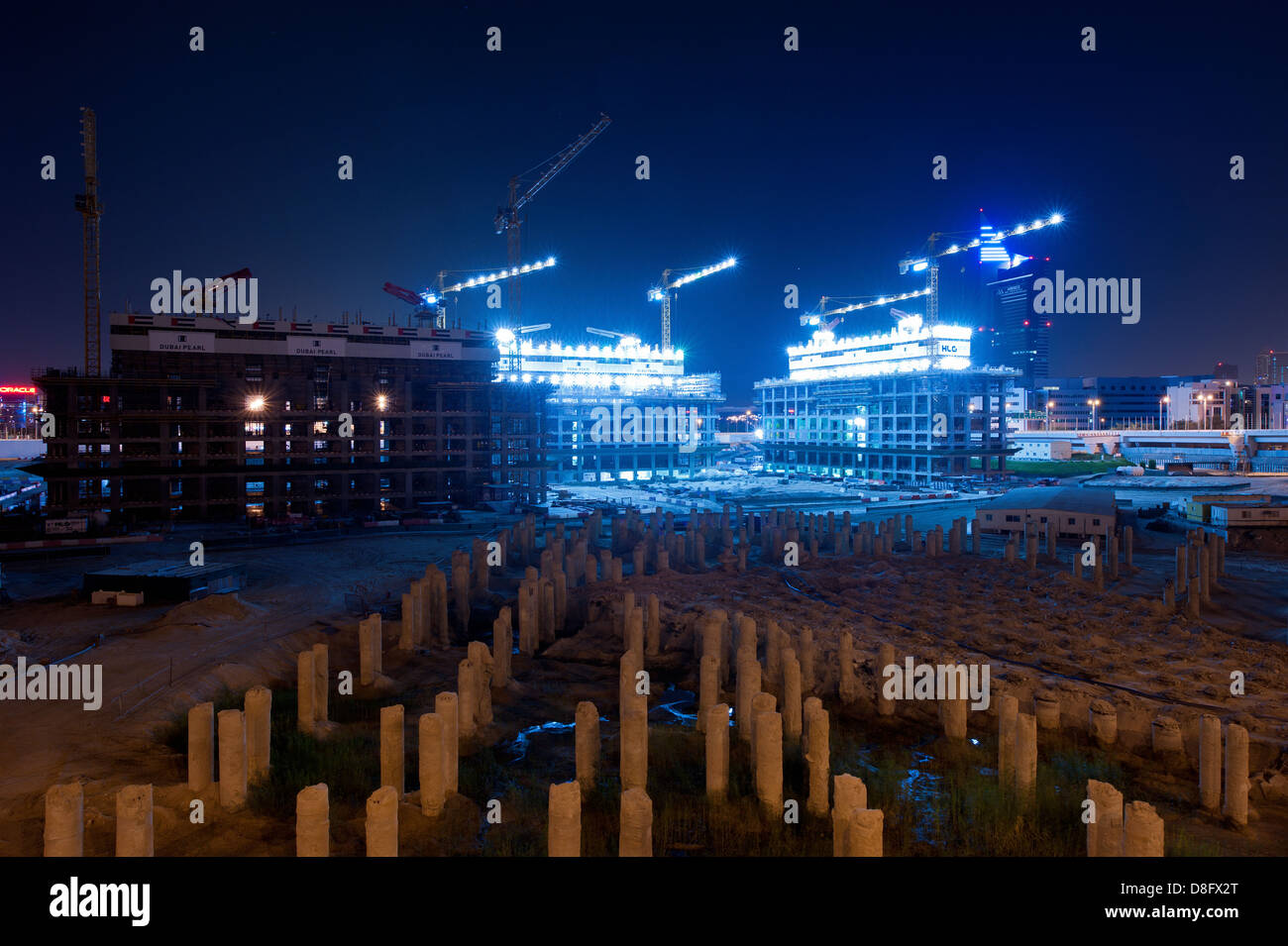 Gebäude-Krane und Rohbau von Pearl Dubai bei Nacht, New Dubai, Vereinigte Arabische Emirate Stockfoto