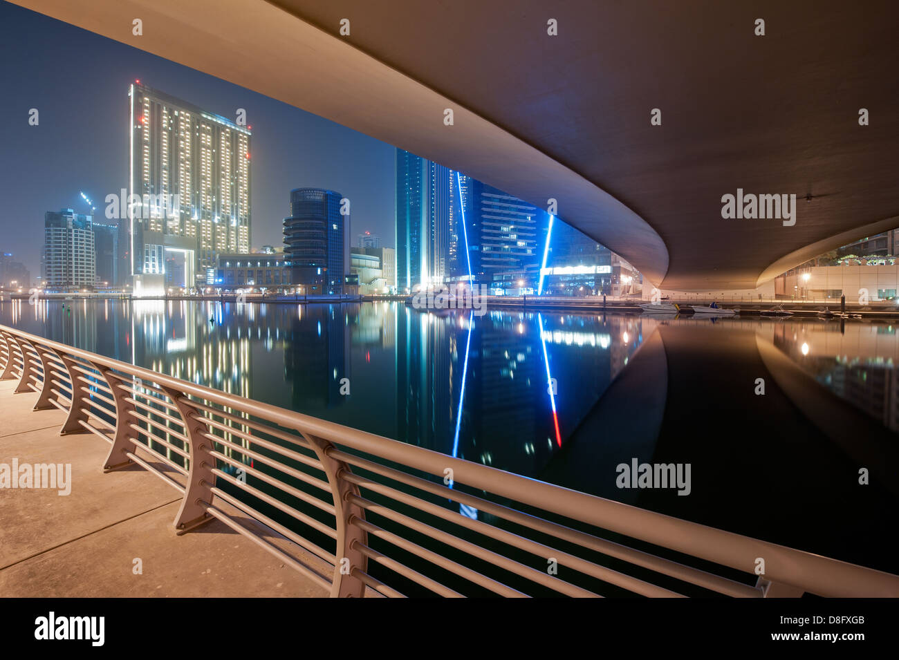 Unter einer Brücke in der Dubai Marina bei Nacht, New Dubai, Vereinigte Arabische Emirate Stockfoto