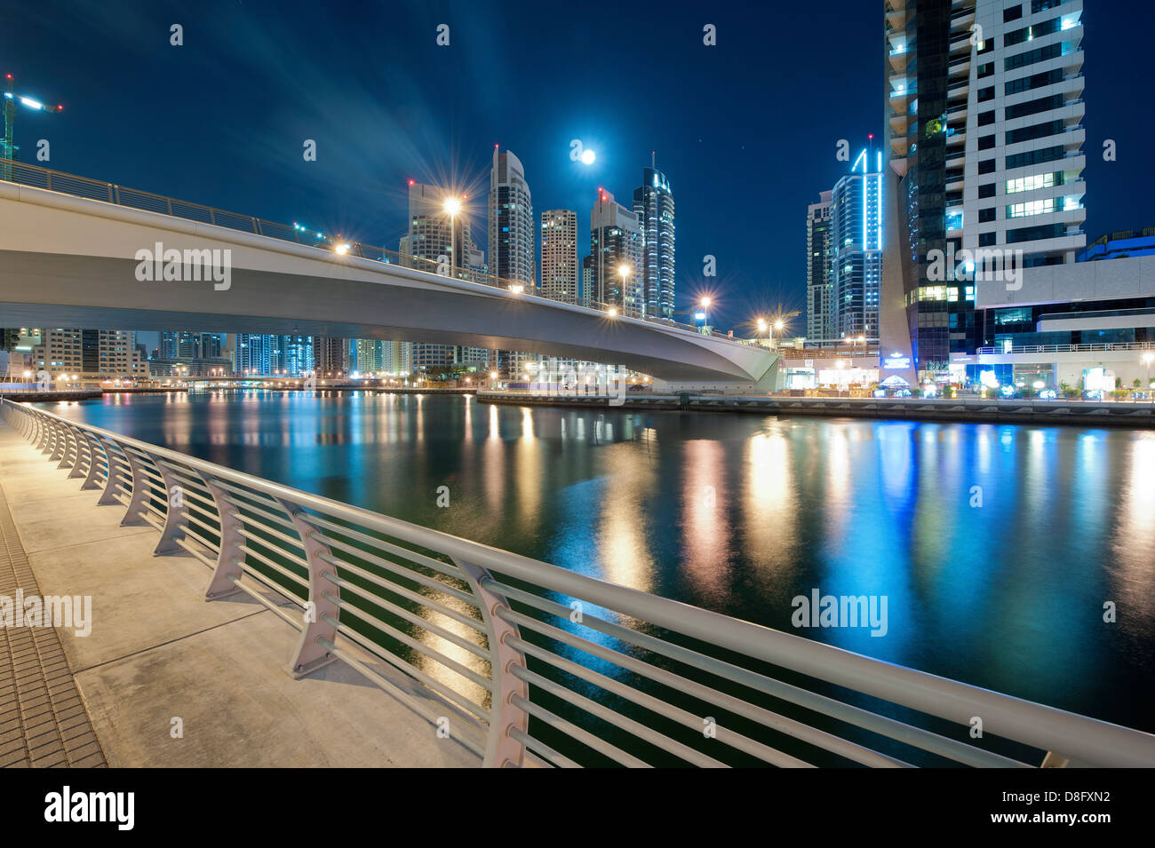 Dubai Marina mit Brücke, Wolkenkratzer und Vollmond in der Nacht, neue Dubai, Vereinigte Arabische Emirate Stockfoto