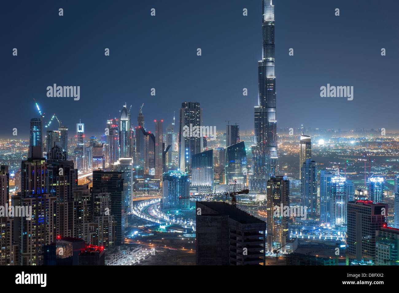Blick auf Business Bay und Burj Khalifa in der Nacht, Downtown Dubai, Vereinigte Arabische Emirate Stockfoto