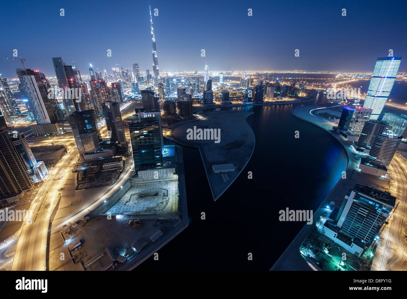 Blick auf Business Bay und Burj Khalifa in der Nacht, Downtown Dubai, Vereinigte Arabische Emirate Stockfoto