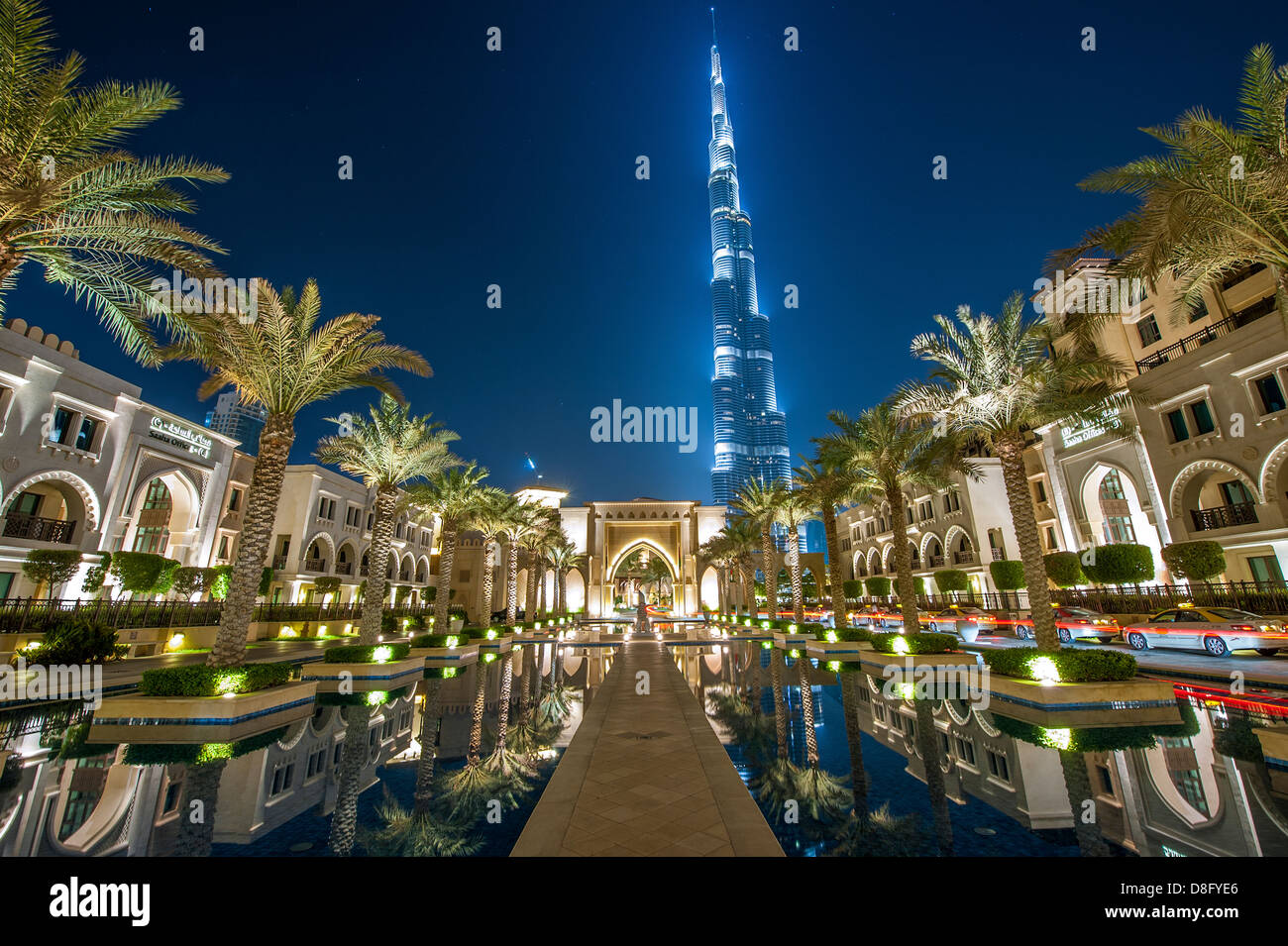 Das Palace Hotel und Burj Khalifa in der Nacht, Downtown Dubai, Vereinigte Arabische Emirate Stockfoto