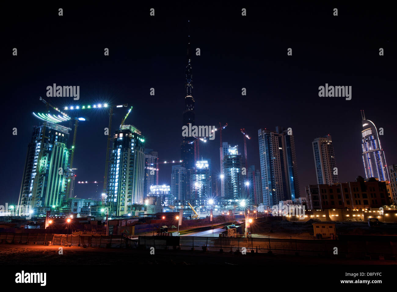 Baustellen und Kräne am Burj Khalifa in der Nacht, Downtown Dubai, Vereinigte Arabische Emirate Stockfoto