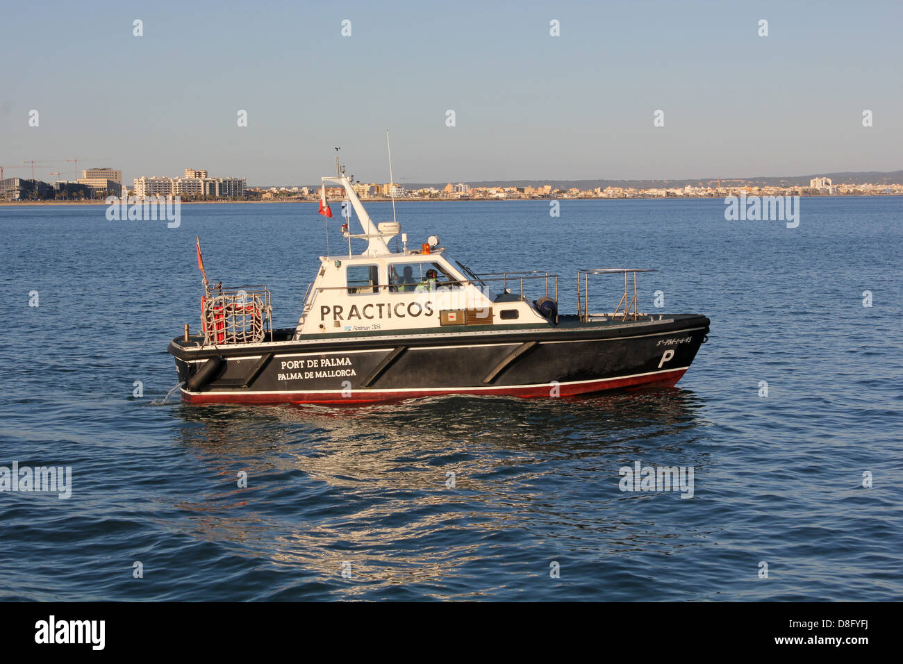 Practicos = Palma Hafen Piloten starten am späten Nachmittag Abend erwartet um Port Pilot von Abfahrt Kreuzfahrtschiff zu erholen. Stockfoto