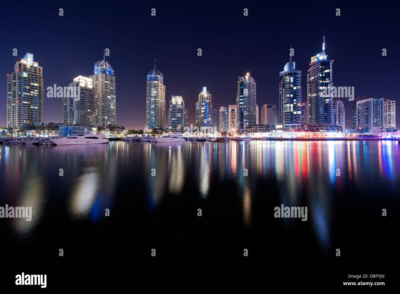 Wolkenkratzer in Dubai Marina bei Nacht mit Reflexionen, neue Dubai, Vereinigte Arabische Emirate Stockfoto