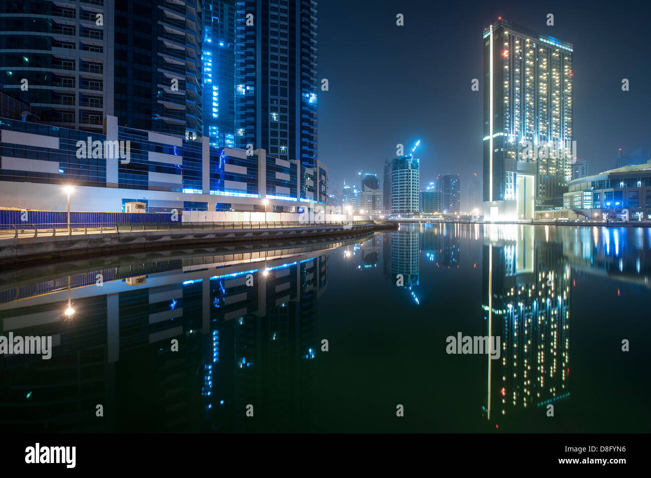 Wolkenkratzer in Dubai Marina bei Nacht mit Reflexionen, neue Dubai, Vereinigte Arabische Emirate Stockfoto