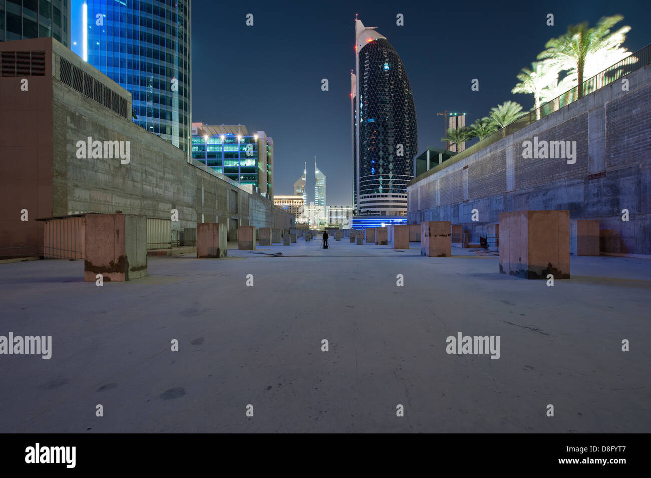 Baustellen-Wolkenkratzer in Downtown Dubai mit Blick auf DAMAS Towers Dubai International Financial Centre (DIFC) Nacht Dubai VAE Stockfoto