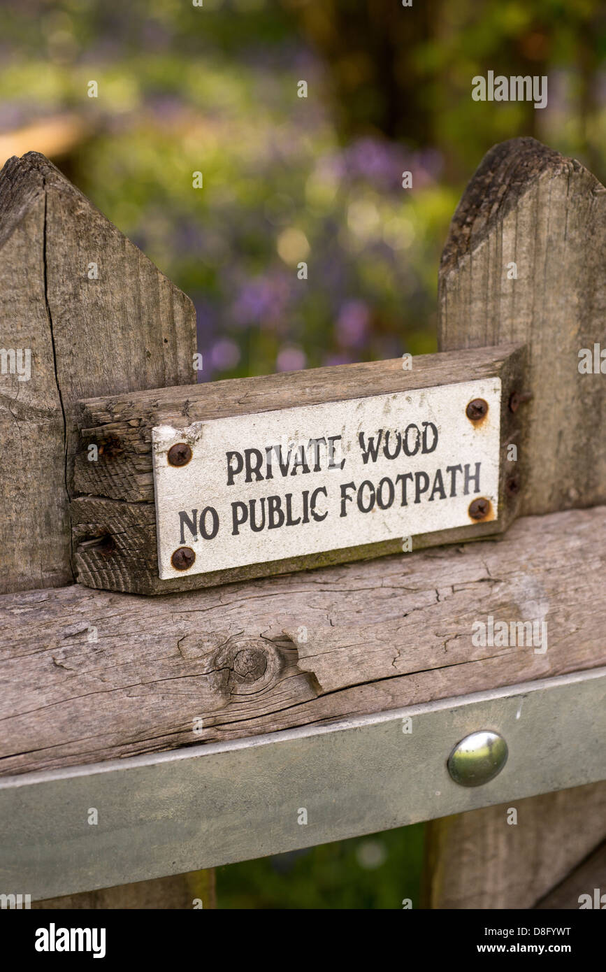 Ein Schild sagt "Private Holz keine öffentlichen Fußweg" in East Sussex, UK. Stockfoto