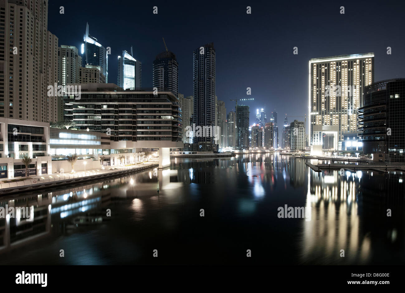 Wolkenkratzer in Dubai Marina und The Address Hotel nachts mit Reflexionen, neue Dubai, Vereinigte Arabische Emirate Stockfoto