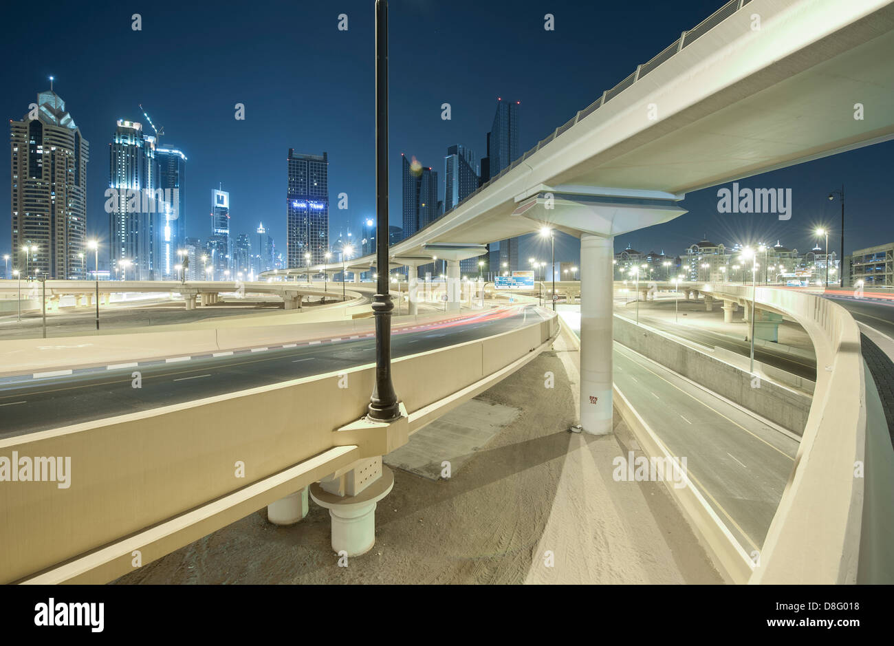 Blick auf Brücken und Hochhäuser in der Nacht vom Autobahnkreuz auf die Sheikh Zayed Road, Downtown Dubai, Vereinigte Arabische Emirate Stockfoto