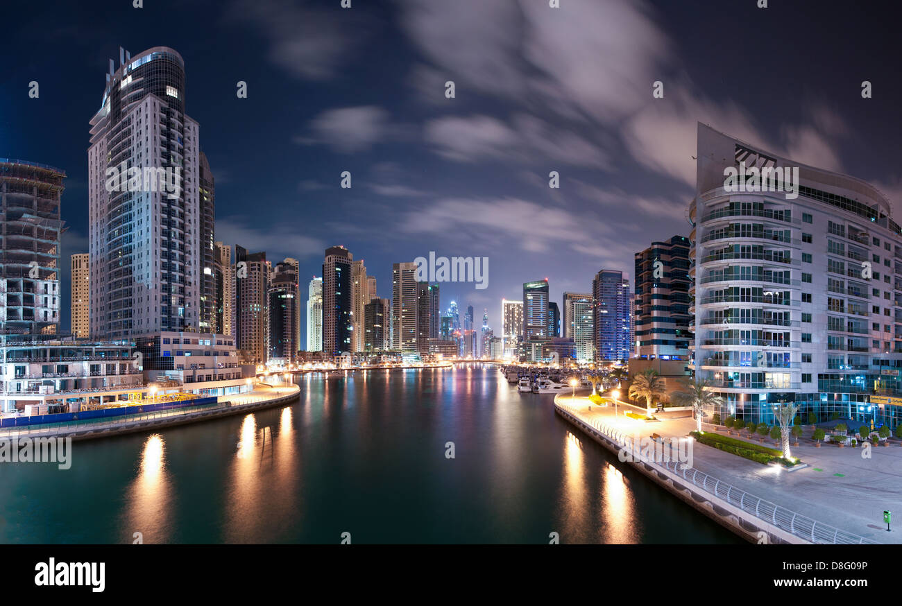 Wolkenkratzer in der Nacht mit Reflexionen in Marina, neue Dubai, Vereinigte Arabische Emirate Stockfoto
