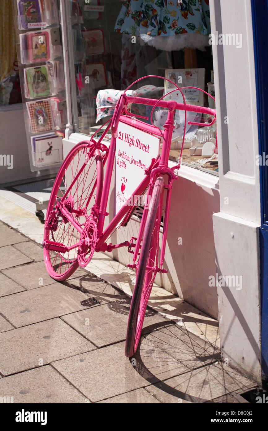 Rosa Fahrrad vor dem Aspire Style Geschäft in der High Street, das Mode, Schmuck und Geschenke in Oxford, Oxfordshire, Großbritannien, im Mai verkauft Stockfoto