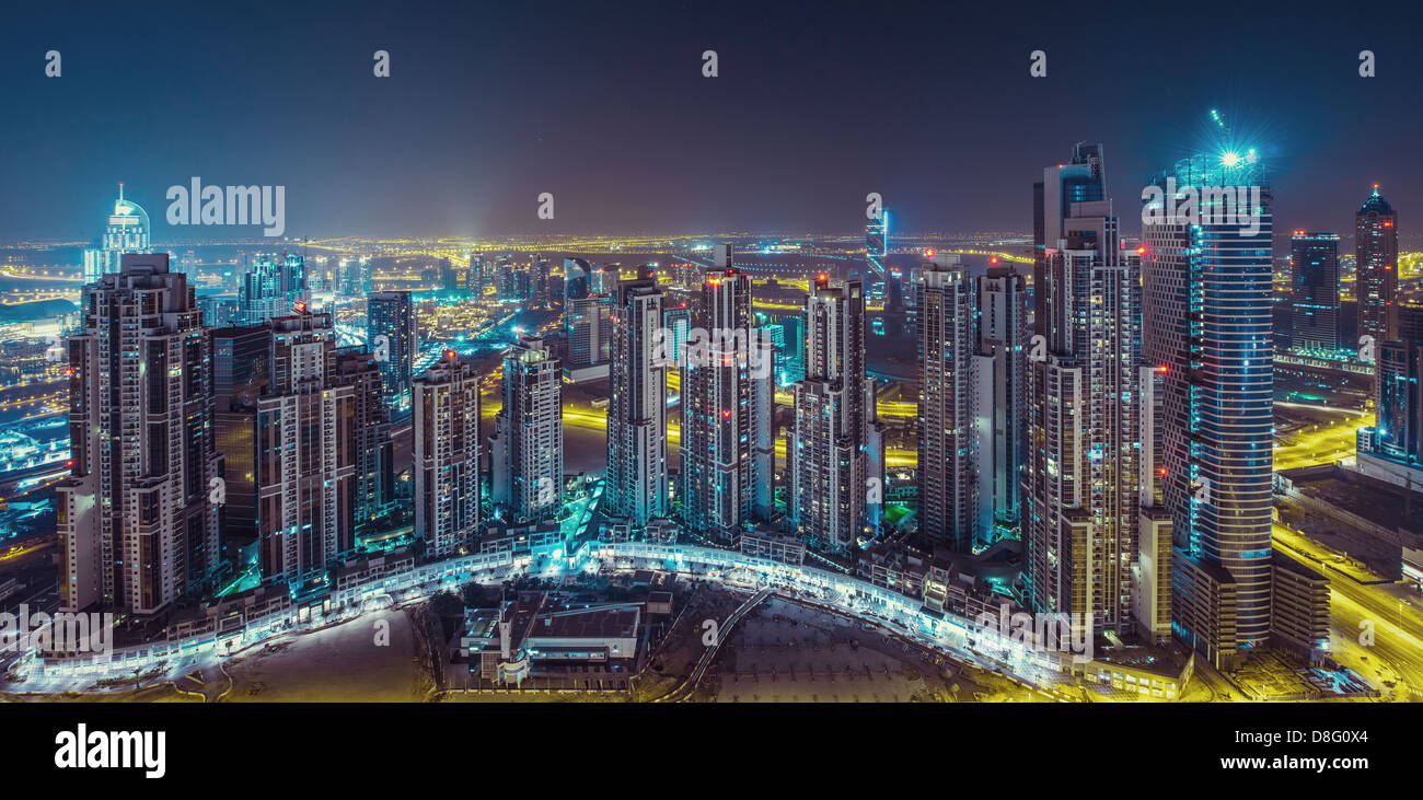 Executive Towers in Business Bay bei Nacht, High-Angle Shot, Downtown Dubai, Vereinigte Arabische Emirate Stockfoto