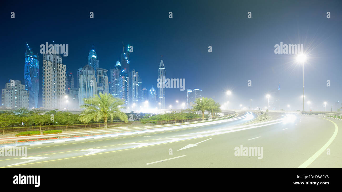 Wolkenkratzer in Marina und Straße in der Nacht im Dunst, neue Dubai, Vereinigte Arabische Emirate Stockfoto