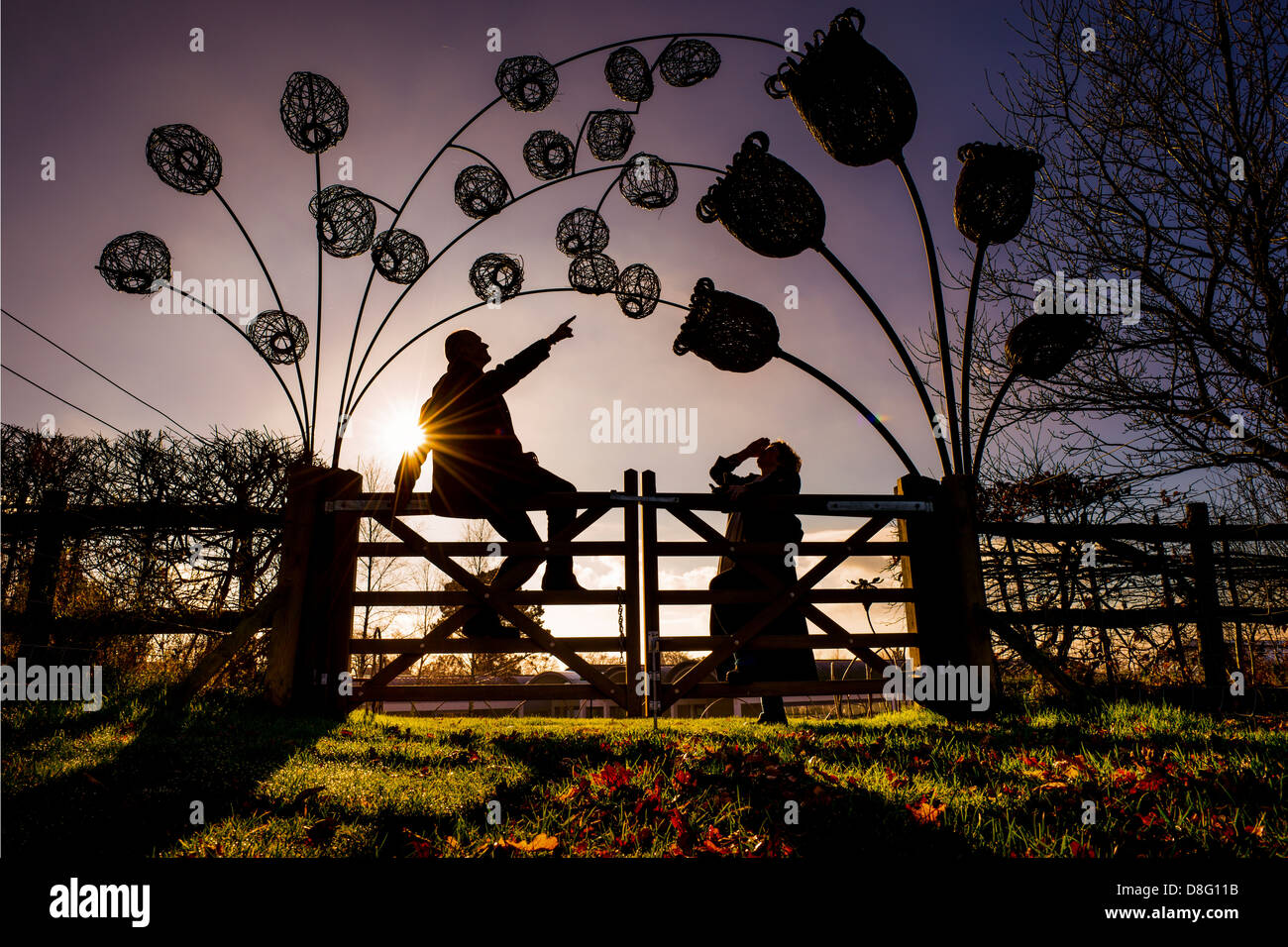 Wakehurst Place, West Sussex, UK. Besucher genießen Tom Hare willow Skulpturen. Stockfoto