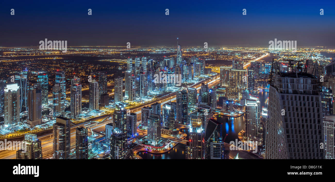 Gebäude entlang der Sheikh Zayed Road in Jumeirah Lakes Towers (JLT) Marina Skyline High-Angle shot Nacht neue Dubai Vereinigte Arabische Emirate Stockfoto