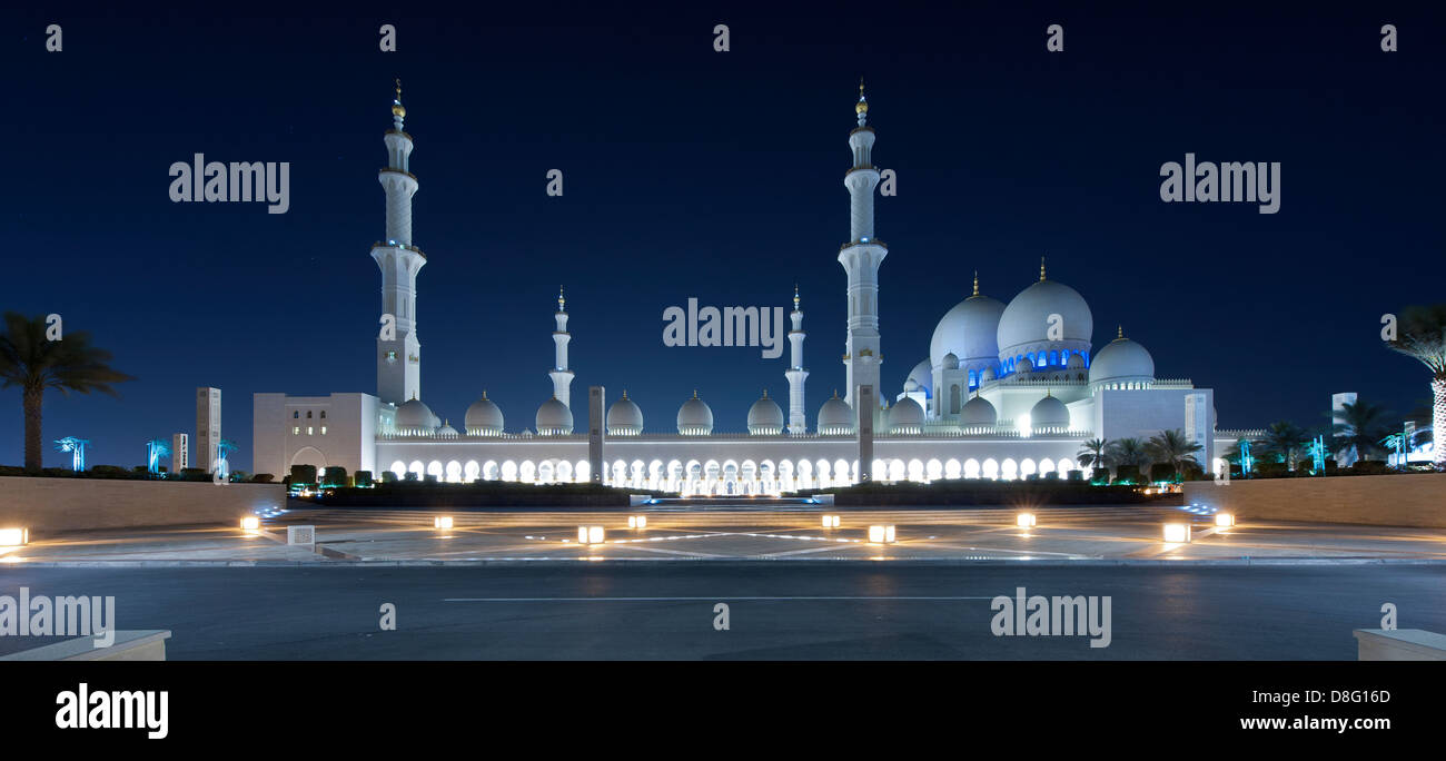 Panorama von der Sheikh-Zayed-Moschee in der Nacht, Abu Dhabi, Vereinigte Arabische Emirate Stockfoto