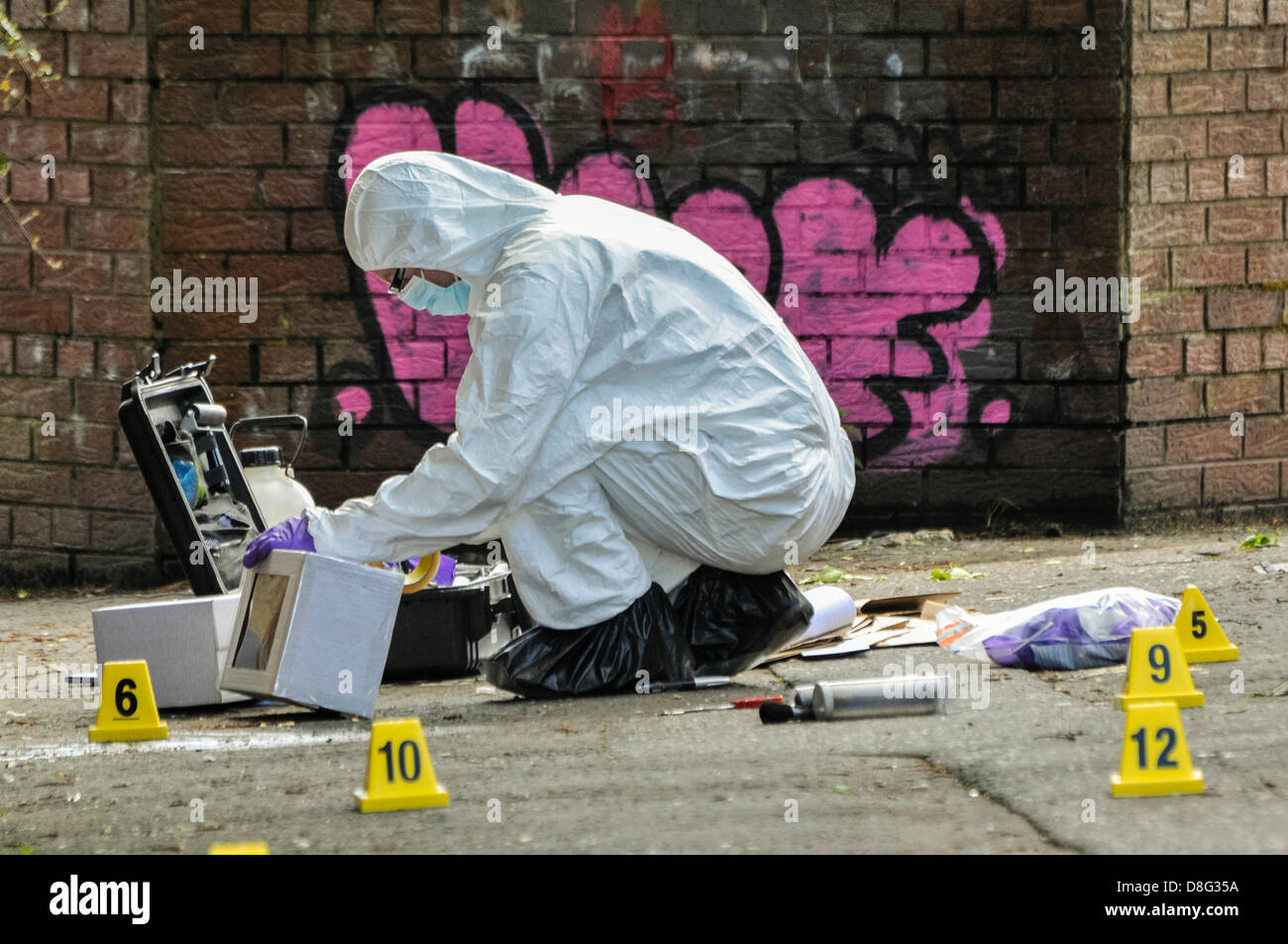 Belfast, Nordirland, Vereinigtes Königreich. 28. Mai 2013.   Spezialist Szene des Verbrechens Offiziere (SOCOs), Beweise zu sammeln, nachdem zwei Rohrbomben beworfen wurden PSNI Offiziere, die Teilnahme an einer 999 Anruf aus der Crumlin Road. Obwohl geschüttelt, blieben die Beamten unverletzt. Bildnachweis: Stephen Barnes / Alamy Live News Stockfoto