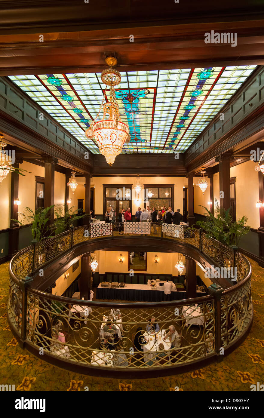 Decke aus Buntglas in das Atrium des historischen Geiser Grand Hotels in Baker City, Oregon. Stockfoto