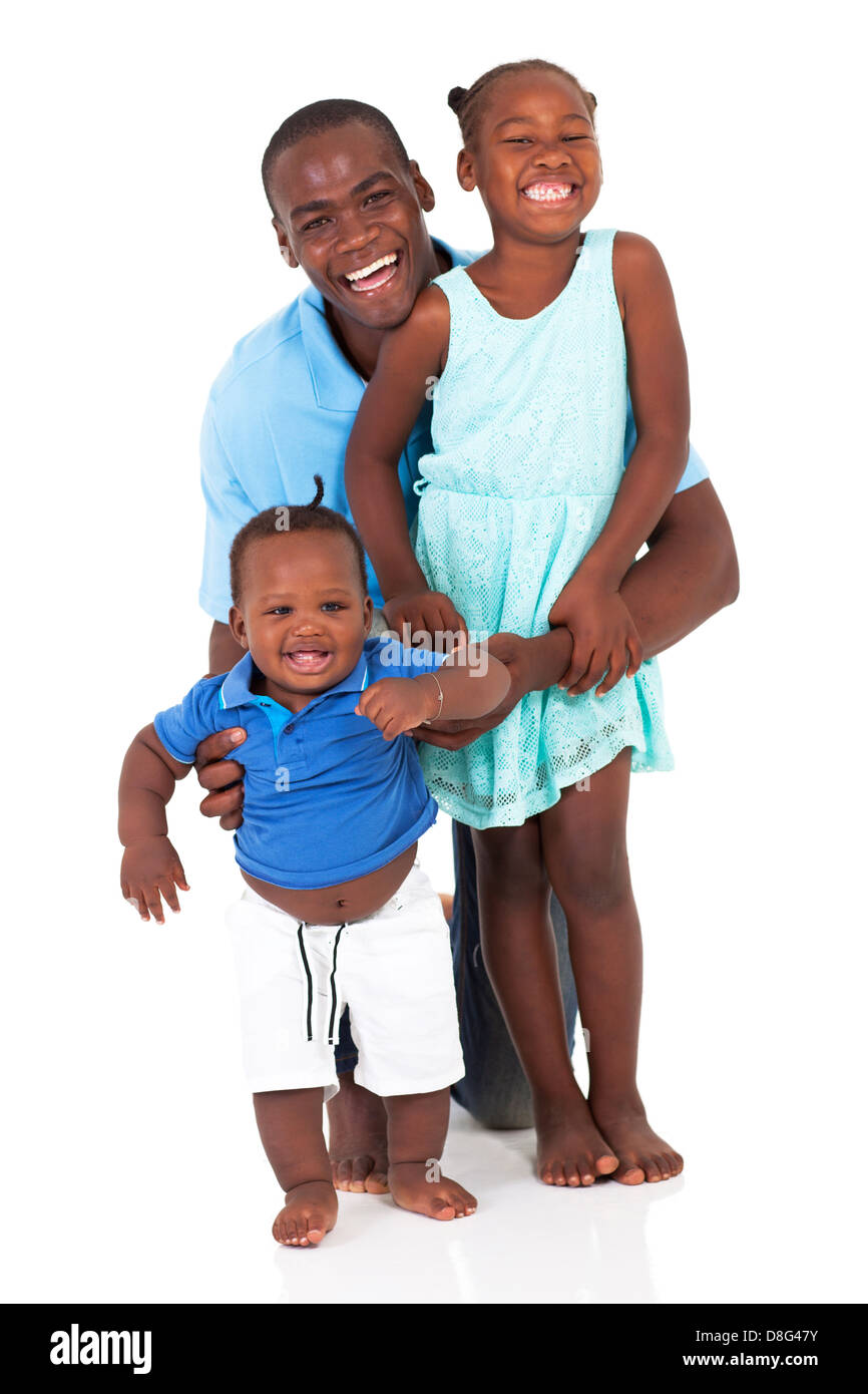 glückliche afrikanischen Vater und seinen Kindern isoliert auf weiss Stockfoto