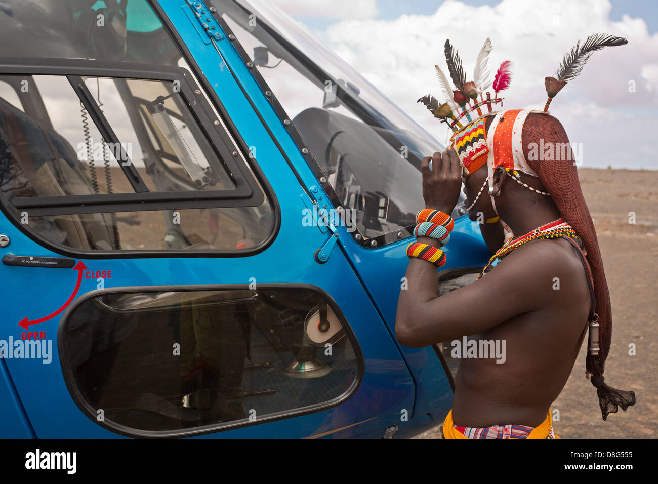 Rendille Mann sucht durch die Frontscheibe des Hubschraubers. Kenia Stockfoto