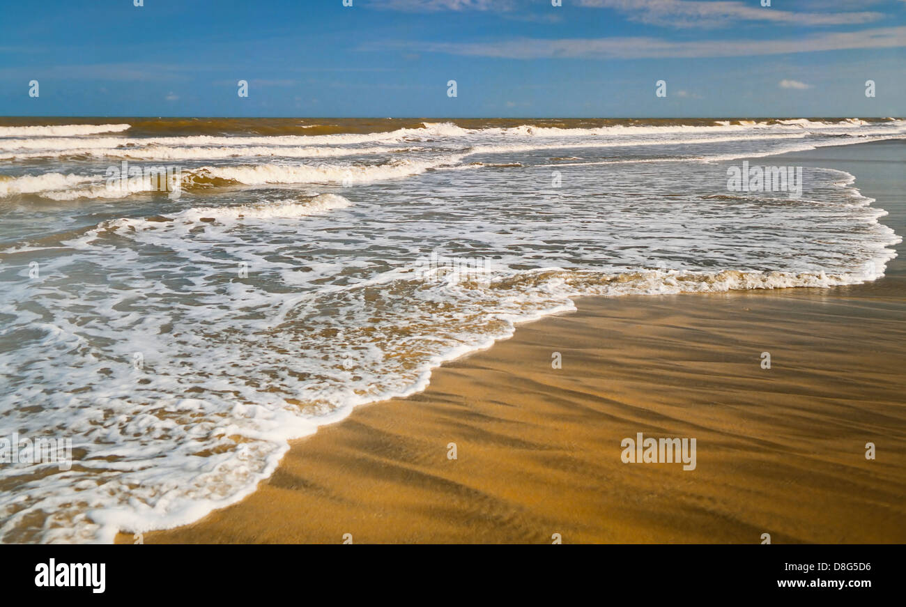 Surf-Wellen am unberührten Strand, Malaysia Ostküste Stockfoto