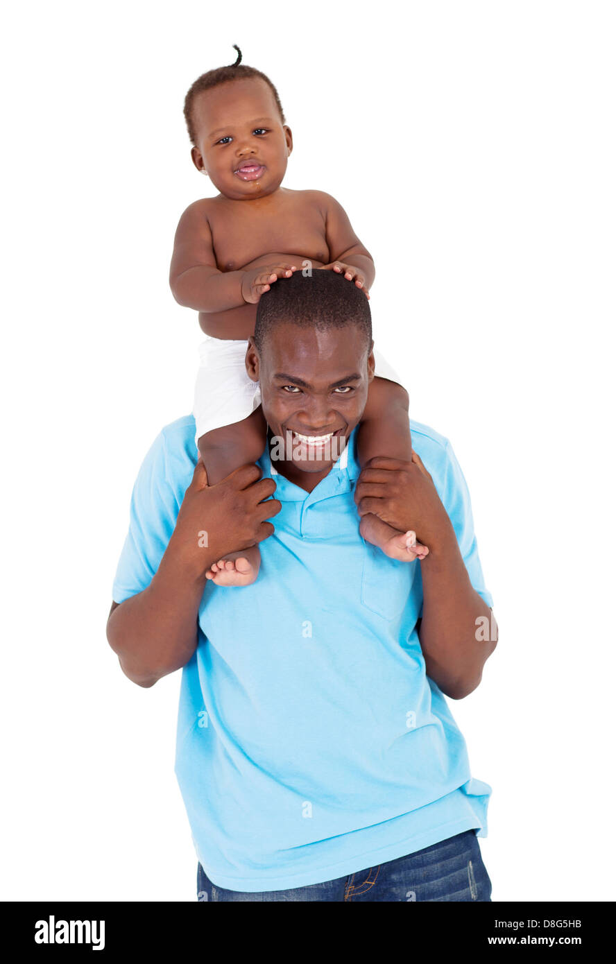 glückliches African Baby Junge sitzt auf Vaters Schultern Stockfoto