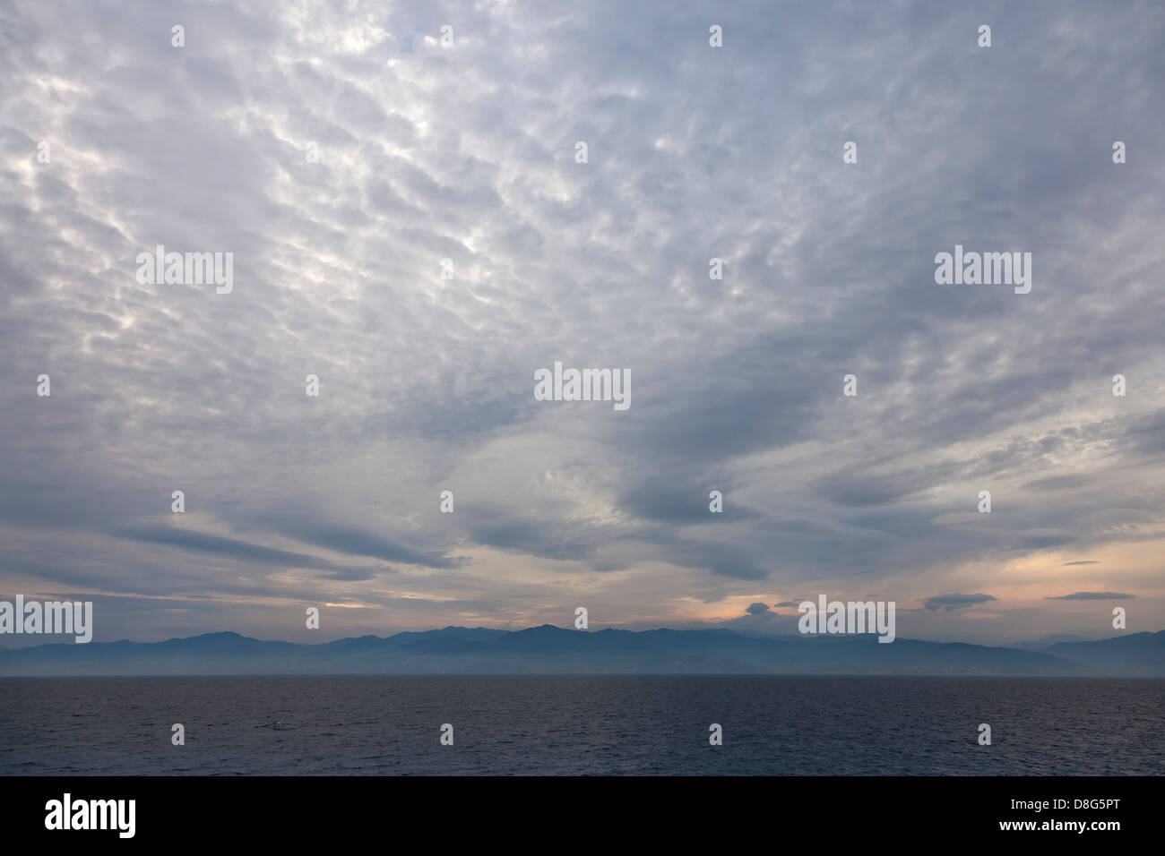 Stimmungsvolle Seestück, bewölkten Sonnenuntergang Stockfoto