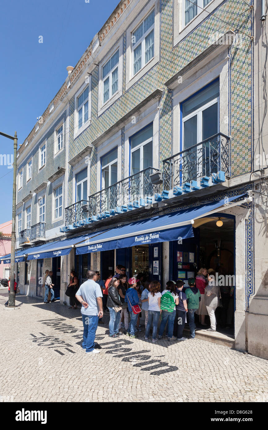 Hungrige Touristen Schlangestehen vor dem berühmten "Pasteis de Belém" Patisserie Shop in Belem, Lissabon, Portugal. Stockfoto
