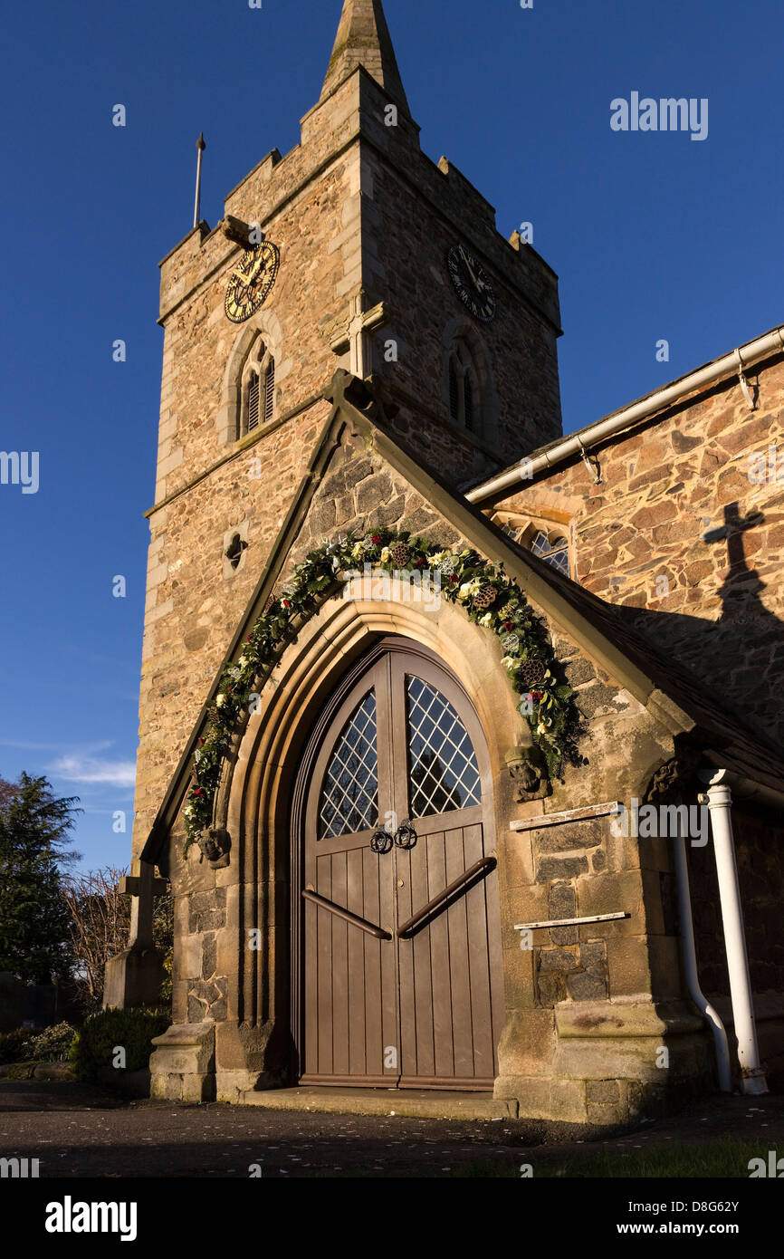 Dekorative festliche Girlande über Kirche Tür Bogen, All Saints Church, Newtown Linford, Leicestershire, England, UK Stockfoto