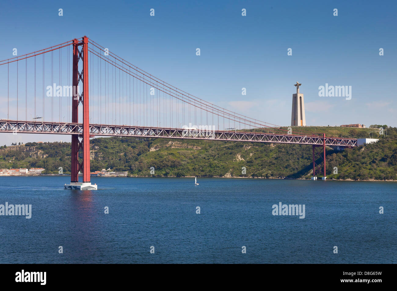 25 de Abril Brücke, Lissabon, Portugal, mit der großen Christus-Statue (Cristo Rei) im Hintergrund. Stockfoto