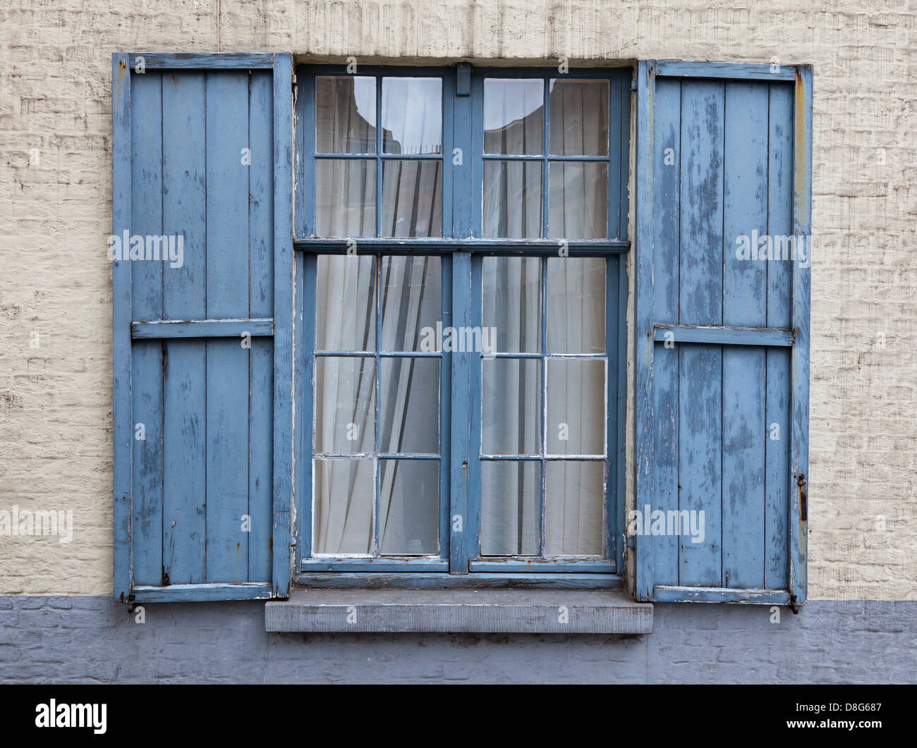 Shabby Chic, blau Vintage Fensterrahmen mit Fensterläden Stockfoto