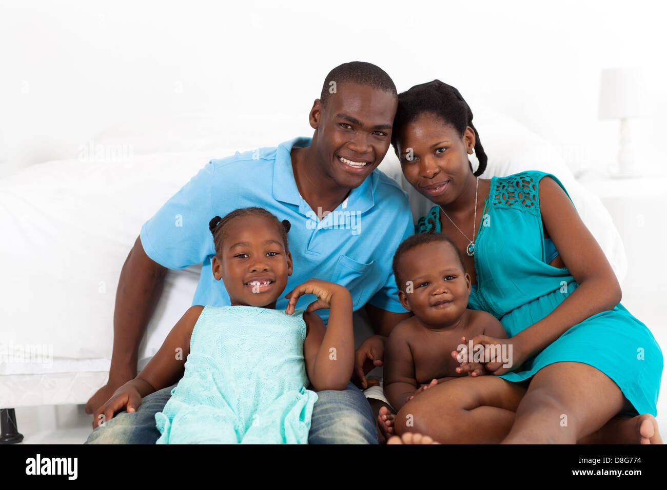Happy African American Family im Schlafzimmer Stockfoto