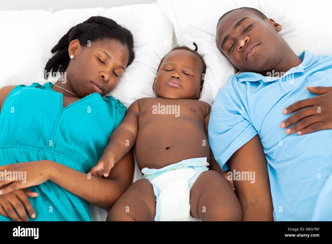 junge afrikanische amerikanische paar Nickerchen mit Baby Stockfoto
