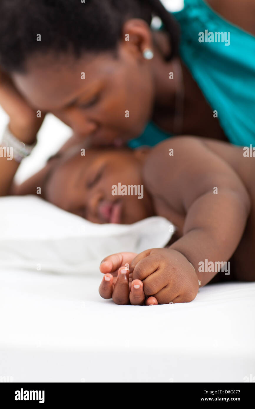 African American Mutter küssen schlafendes baby Stockfoto