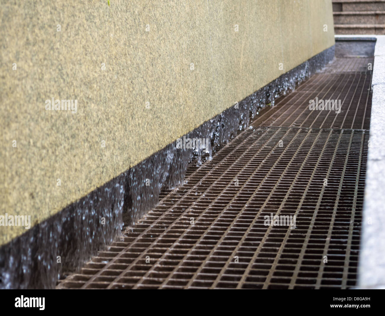 Nahaufnahme der Vorhang aus Wasser in einem Brunnen vor Alberta Legislature in Edmonton Stockfoto