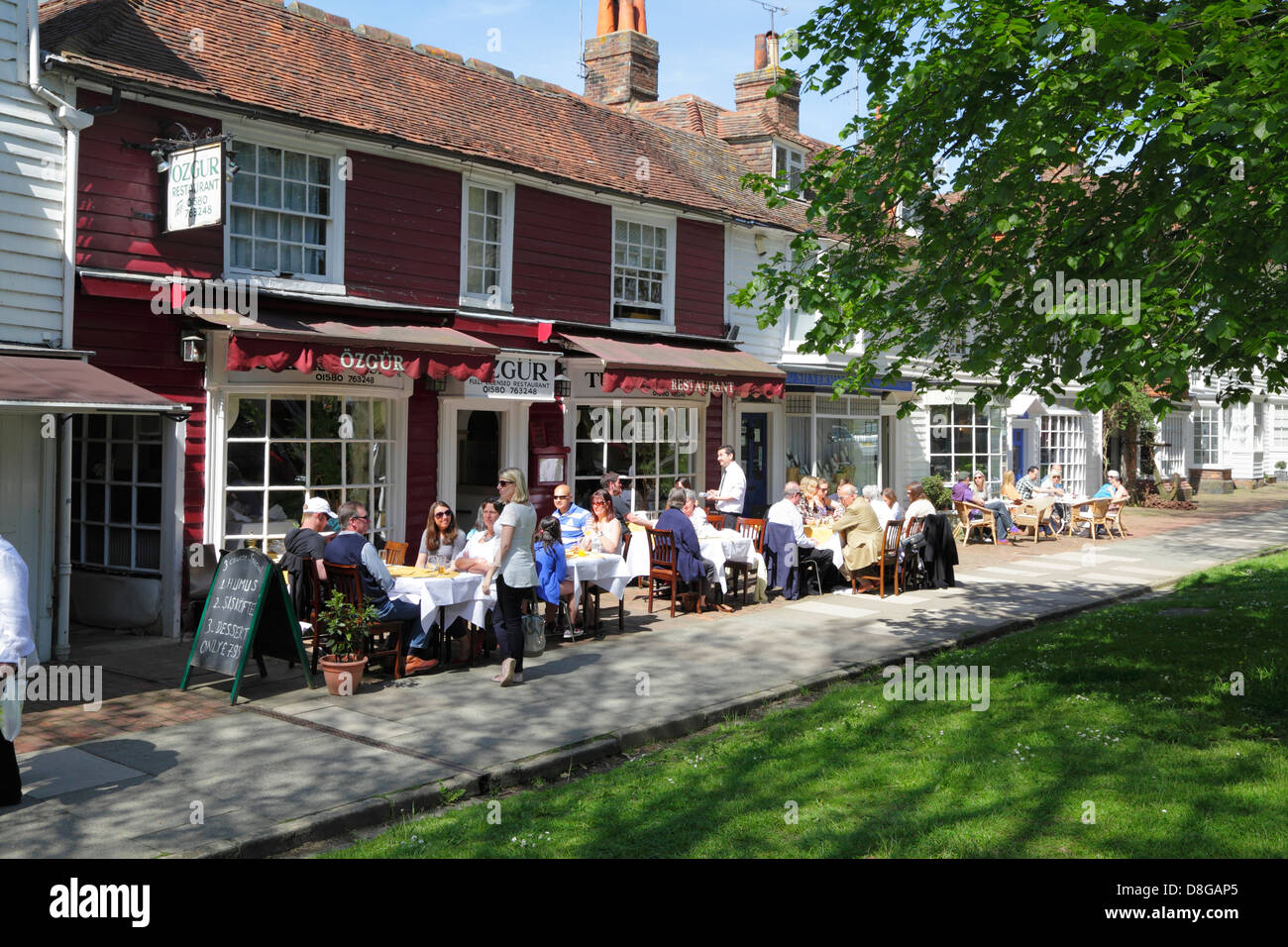 Pflaster-Restaurants und Cafés in Tenterden Kent UK Stockfoto
